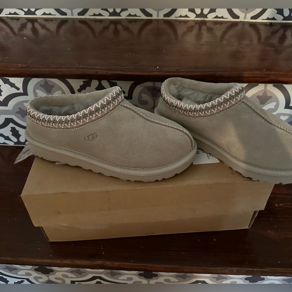 Brand new women’s size 5 ugg slippers